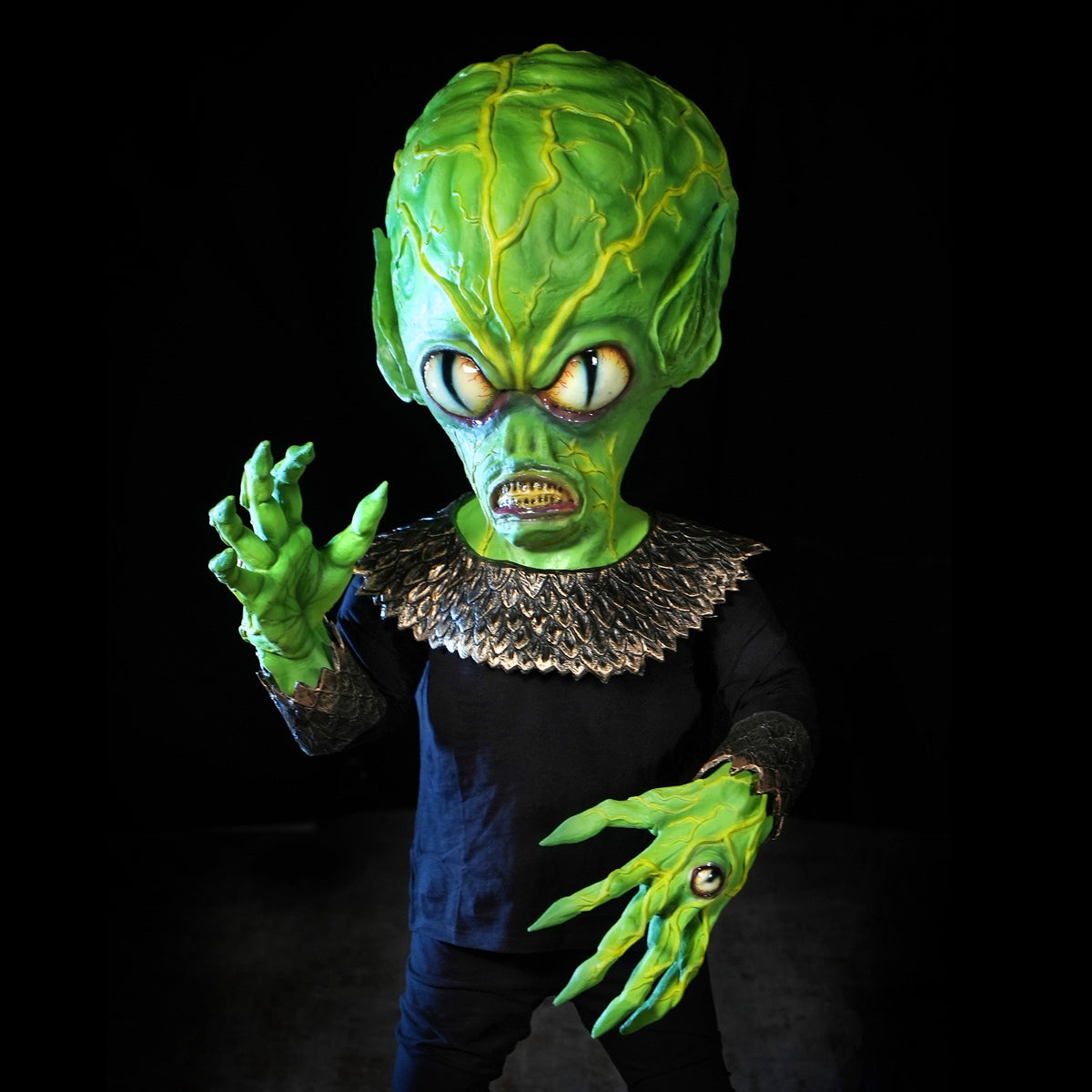 Distortions Unlimited Invasion of the Saucer Men standing display